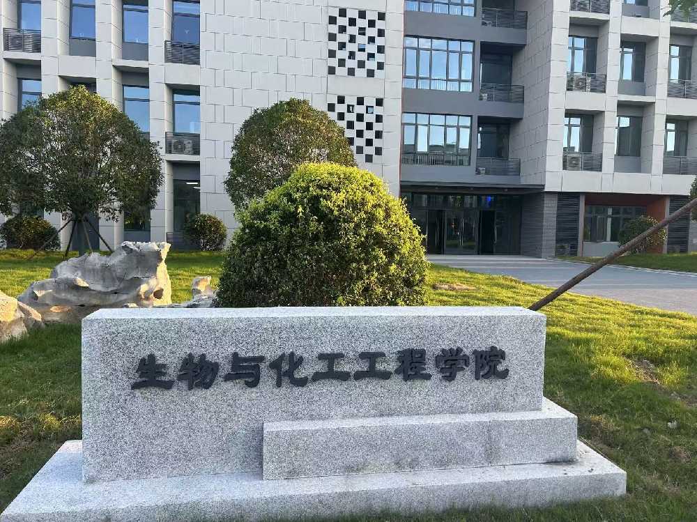 泸西县扬州职业大学体育场高杆灯项目